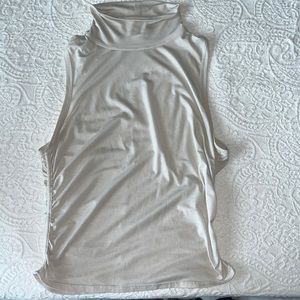 Lululemon turtle neck top Women’s size 6